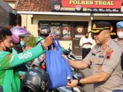 Polres Tegal dan Kodim 0712 Bagikan Sembako untuk Pengemudi Ojol