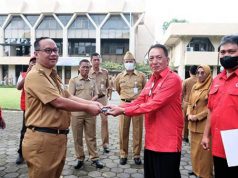 Memperingati HUT Ke 77 PMI, Wali Kota Serahkan Bantuan Satu Unit Ambulans