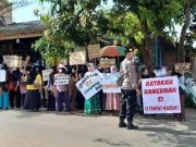 Puluhan Emak-emak Todanan Geruduk Kantor Kecamatan, Minta Ditutup Karaoke CI