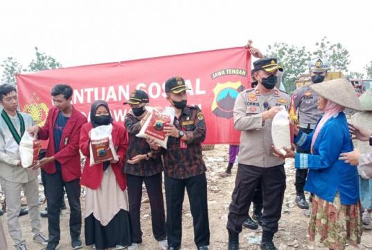 Petugas TPA dan Pemulung Sampah Terima Bantuan Beras dari Polres Blora