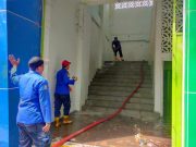 Jelang Lawan PSIS, Panpel Persiku Bersihkan Tribun Ekonomi dengan Damkar