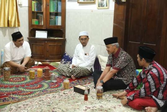 Sowan ke Sarang, Ganjar Kenang Istri Mbah Moen sebagai Sosok Pendamping Hebat