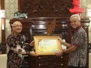 Ketua BKN Sambangi Ganjar Serahkan Tiga Penghargaan