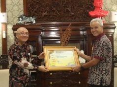 Ketua BKN Sambangi Ganjar Serahkan Tiga Penghargaan