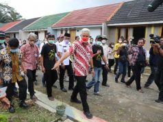 Ganjar Berikan Bantuan Rumah kepada 32 Keluarga Terdampak Banjir Kalikeruh Brebes