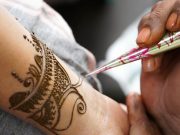 Tujuh Cara Menghilangkan Henna Tanpa Iritasi
