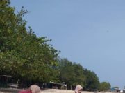 Tim KKN -IK IAIN Kudus Bersihkan Pantai Pailus dan Empurancak
