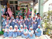 102 Siswa TK – IT Darussalam Krasak Belajar di Sentra Mainan Tradisional