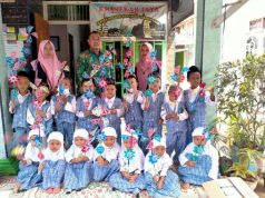 102 Siswa TK – IT Darussalam Krasak Belajar di Sentra Mainan Tradisional