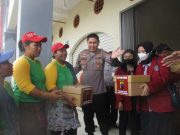 Polda Jateng Serahkan Sembako untuk Buruh Gendong di Pasar Legi Solo