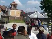 Jembatan Pusponjolo Dibongkar, Warga Ricuh Lurah Dipukul Satuan Polisi