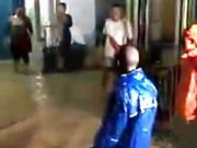 Bupati Pacitan Ikut Membagikan Nasi Bungkus Kepada Korban Banjir