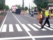 Polisi Selogiri Wonogiri: Jangan Lari, Mari Saya Bantu Menyeberang