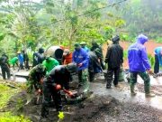 Hujan Tak Menyurutkan Semangat Prajurit Melaksanakan TMMD