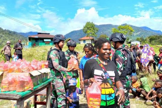 HUT Ke-69, Satgas Yonif 405/SK Berbagi Kebahagiaan dengan Masyarakat Jila