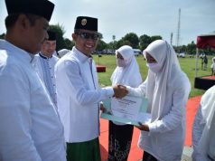 Ribuan Santri Ikuti Upacara, Bupati Kebumen Beri Penghargaan