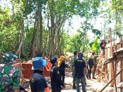 Bersama Relawan Pawon Mas, TNI Membantu Pemugaran Rumah Warga