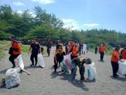 Senkom Mitra Polri Kebumen “Bersih-bersih” Pantai Mliwis Ambal