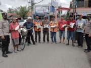 Tukang Parkir dan Pemulung Terima Beras dari Polres Kebumen