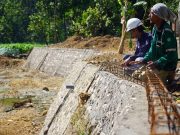Semen Gresik Bangun Tebing Sungai di Pasucen Rembang untuk Dorong Percepatan Infrastruktur Desa