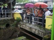 Ganjar Pranowo dan Bupati Blora Hujan-Hujanan Cek Sungai Penyebab Banjir di Cepu