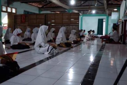 Perda Pesantren dan ‘Ranjau’ Gimik Politik