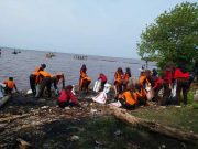 Pramuka Peduli Kwarran Mlonggo Bersihkan Pantai Selayar