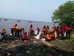 Pramuka Peduli Kwarran Mlonggo Bersihkan Pantai Selayar