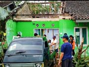 Diduga Rapuh, Atap Rumah Warga Ambrol