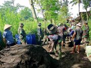 Warga dan TNI Membangun Jalan Desa