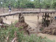 Jembatan Penghubung Antardusun di Kedungjati Ambrol Diterjang Banjir, Warga Kerja Bakti