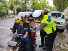 Satlantas Polres Blora Bagikan Helm dan Sembako saat Operasi Zebra Candi