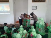 Anak-Anak TK Permata Mulia Bersahabat dengan Polisi Blora