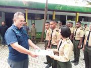 Siswa SMKK Manokwari Berikan Cinderamata Usai Magang di Perhutani KPH Mantingan