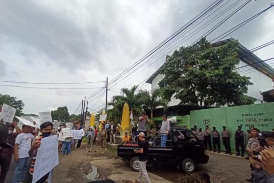 Warga dan LSM Demo Tolak Pabrik Penggilingan Jagung