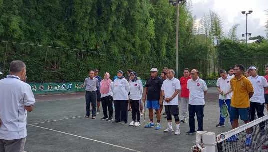 Tim Tenis USM dan Purna Polri Polda Jateng Tanding Persahabatan