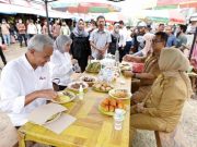 Di Pasar Sentral Mamuju Ganjar Sarapan Nasi Kuning dan Ikan Teri