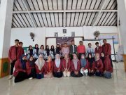 Creative Speaking untuk Guru SD di Desa Karanggondang