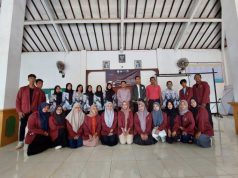 Creative Speaking untuk Guru SD di Desa Karanggondang