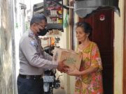 Aipda Galuh Bhabinkamtibmas Kerten Bagi Sembako dengan Sisihkan Sebagian Gajinya