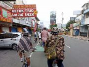 Memperingati Hari Batik, Komunitas Sepeda Keliling Kota Magelang Mengenakan Baju Batik