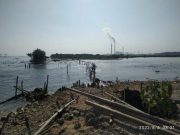 Dikeluhkan Lambatnya Perbaikan Tanggul Pantai Kropak yang Jebol