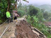 Jalur Alternatif Rowokele-Sempor Longsor , 11 Warga Mengungusi