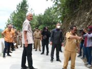 Ganjar Cek Pekerjaan Jalan Karanggayam-Banjarnegara, Ada Retak-retak