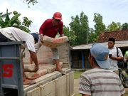 Jumat Berkah Polres Wonogiri, Bantu Semen untuk Pemugaran Mushola