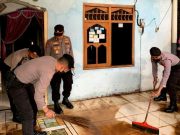 Ruas Jalan JLK Wonogiri Ditutup, Polisi Bantu Korban Banjir