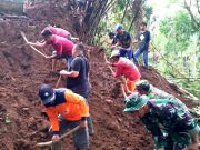 Prajurit TNI Prakarsai Karya Bakti Penanganan Longsor di Bulukerto Wonogiri