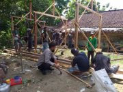 Polisi Kedungtuban Pupuk Gotong Royong, Ikut Membangun Rumah Warga Kalen