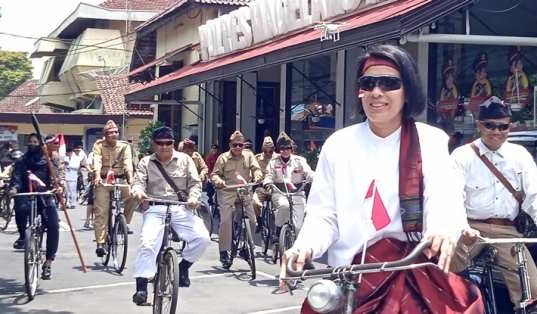 Naik Sepeda Onthel, Kapolres Magelang Kota Pimpin Anjangsana ke Keluarga Anggota Veteran RI Hari Pahlawan