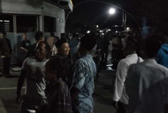 Ratusan Santri dan Banser Geruduk Rumah Preman Menara yang Diduga Intimidasi KH Nadjib